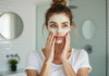 Femme appliquant un masque maison au visage