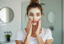 Femme appliquant un masque maison au visage