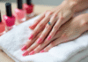 Zoom sur mains manucurées avec ongles en gel parfaits