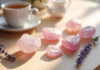Pierres de quartz rose et ayst sur table en bois